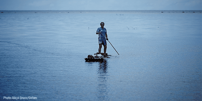 man stand up water paddling