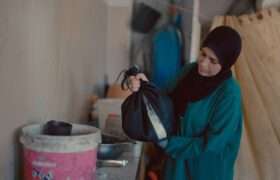 Marwa using menstrual hygiene kit in Gaza - Reemi / Oxfam collaboration