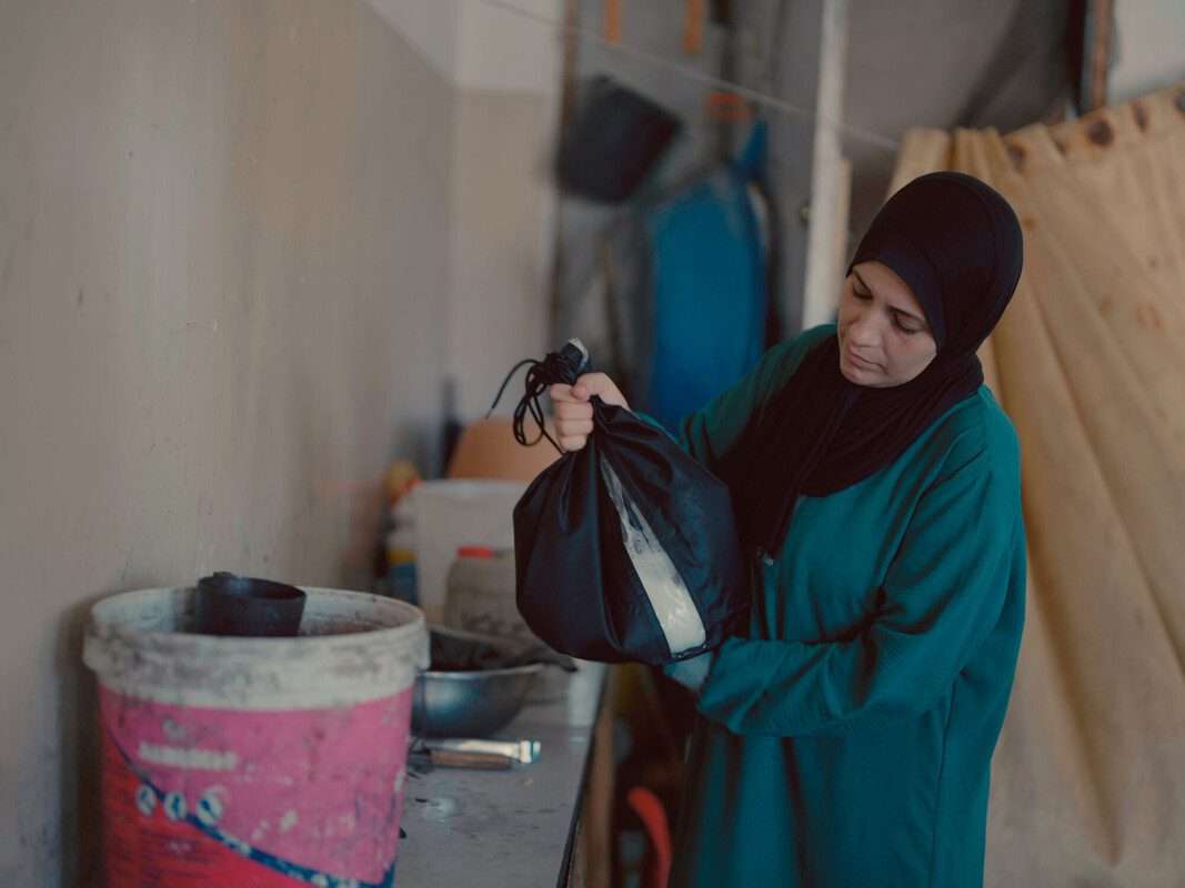 Marwa using menstrual hygiene kit in Gaza - Reemi / Oxfam collaboration
