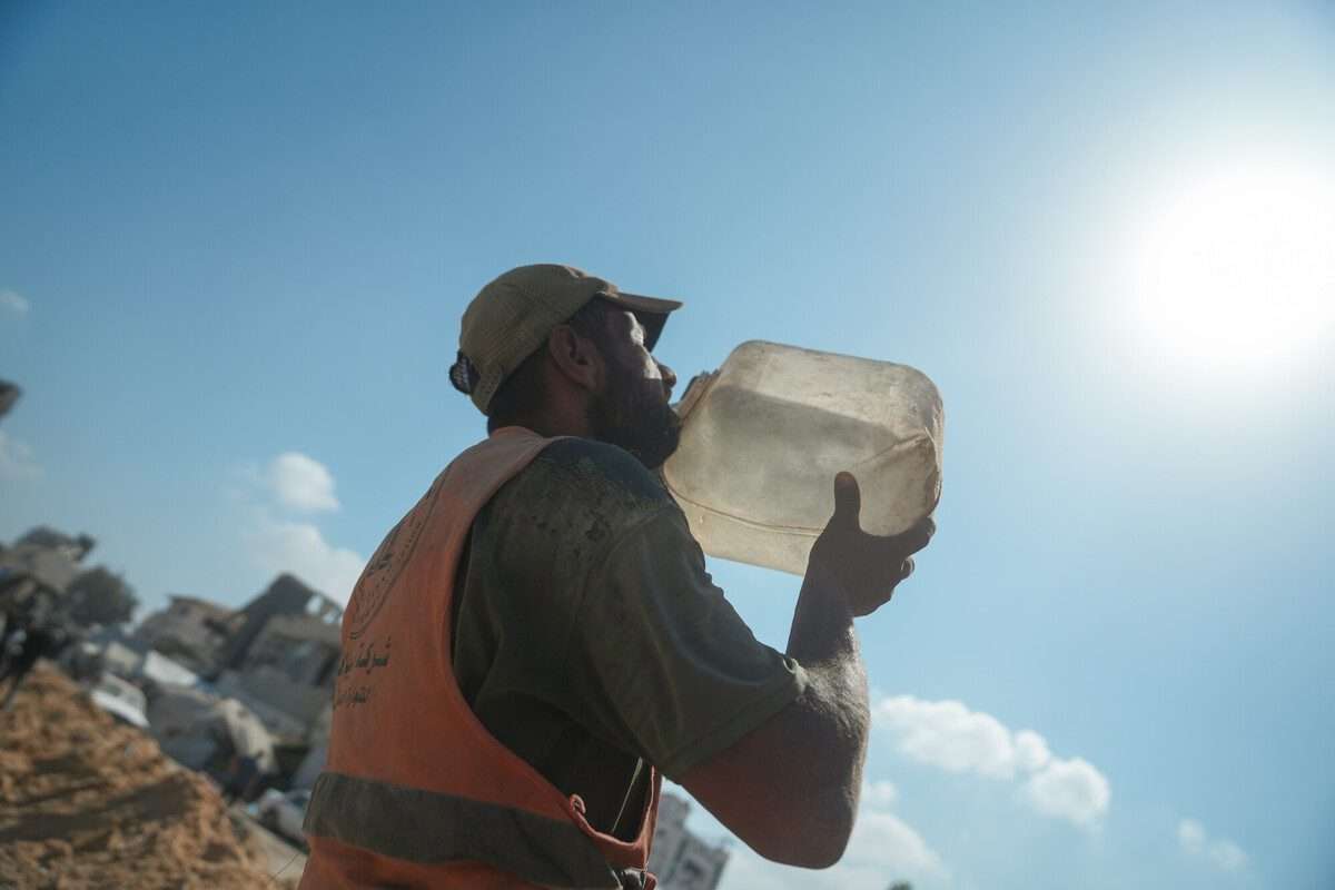 One of the worker is drinking water at the site during hot summer - Photo credit Alef Multimedia / Oxfam