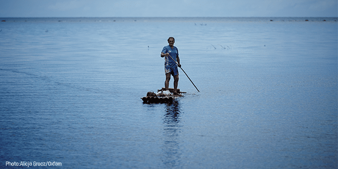 man stand up water paddling